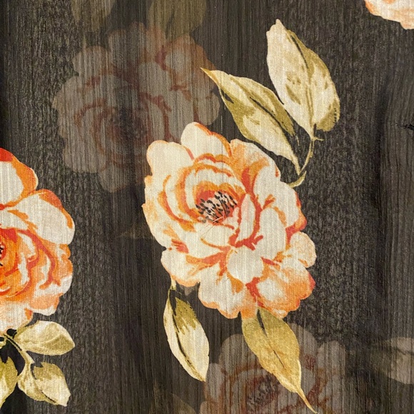 A.N.D ea wy floral sheer blouse. Size medium - Picture 7 of 9